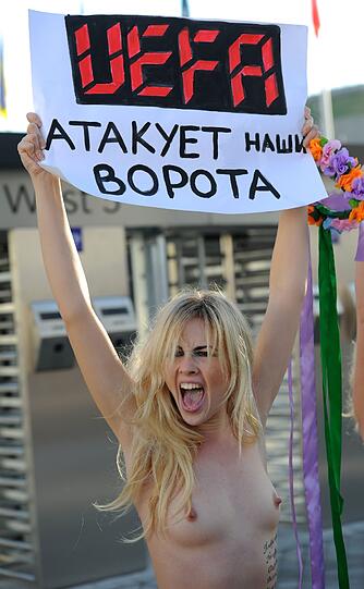 Oben ohne protestieren Frauen der Organisation FEMEN in Kiew gegen Prostitution - die ihrer Meinung nach zur Fußball-EM rapide zunehmen wird.