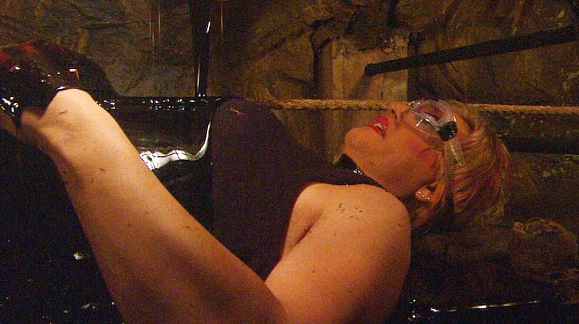 Auf dem Rücken auf einer Lore liegend muss sie sich an einem Seil durch den Tunnel ziehen. Der Tunnel ist in fünf Abschnitte unterteilt, in jedem befindet sich ein Stern &ndash; und wie gewohnt tummeln sich dort auch diverse andere Tunnelbewohner.