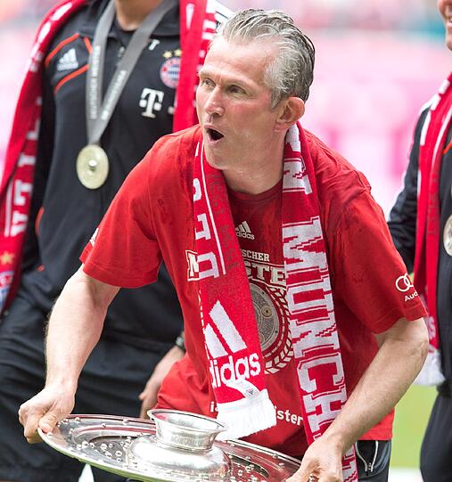 Trainer Jupp Heynckes mit Meister-T-Shirt und Schale.