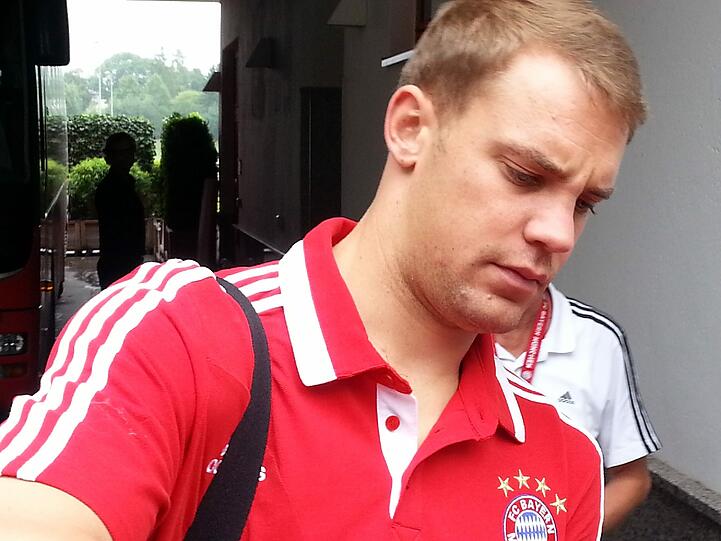 Auf dem Weg von der Säbener Straße zum Mannschaftshotel. Die Bayern-Stars gaben wartenden Fans vor dem Bundesliga-Auftakt noch ein paar Autogramme. Hier die Bilder.