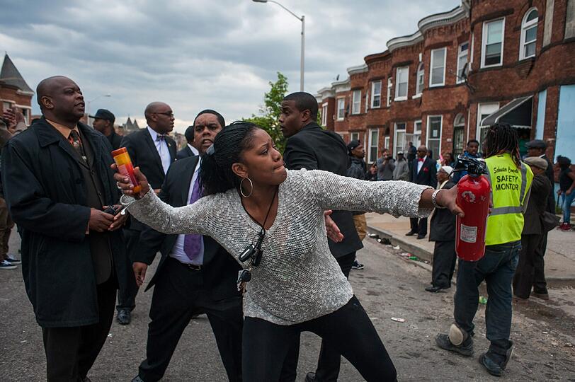 In Baltimore entlädt sich nach der Beerdigung Freddie Grays eine Welle der Gewalt. Die Bilder.