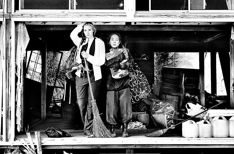 Marie (Rosalie Thomass, links) hilft Satomi (Kaori Mormoi) dabei, ihr Haus in der Sperrzone wieder notdürftig herzurichten.