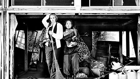 Marie (Rosalie Thomass, links) hilft Satomi (Kaori Mormoi) dabei, ihr Haus in der Sperrzone wieder notdürftig herzurichten.