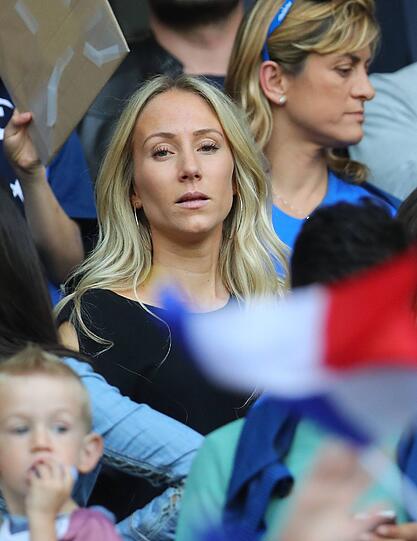 Und auch Sandra, die Frau von Patrice Evra sah den Achtelfinaleinzug der Tricolore live im Stadion in Lille.
