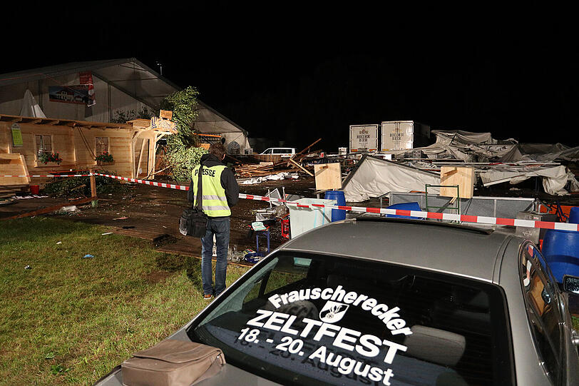 Das schwere Unwetter forderte bei einem Österreichischen Feuerwehr-Fest zwei Todesopfer. Die Bilder vom Unglücksort.