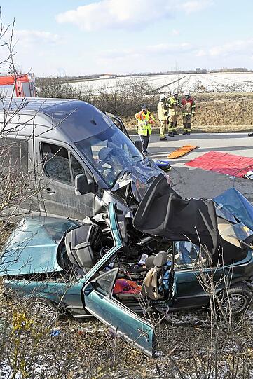 Schreckliche Bilder: Bei dem Horror-Unfall in Aschheim kammen zwei Menschen ums Leben.