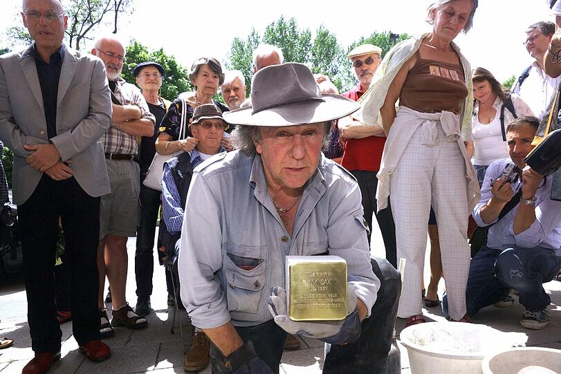 Zur Erinnerung an einen Ermordeten: Der Künstler Gunter Demnig verlegt den Stolperstein in der Von-der-Tann-Straße.