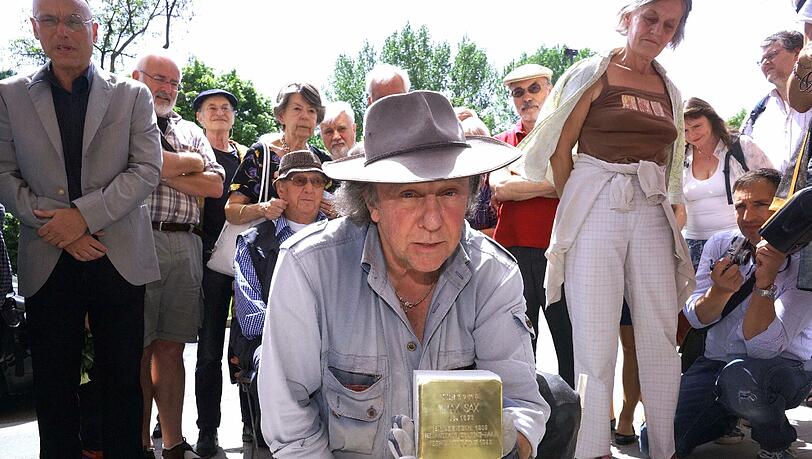 Zur Erinnerung an einen Ermordeten: Der Künstler Gunter Demnig verlegt den Stolperstein in der Von-der-Tann-Straße. Zur Erinnerung an einen Ermordeten: Der Künstler Gunter Demnig verlegt den Stolperstein in der Von-der-Tann-Straße.