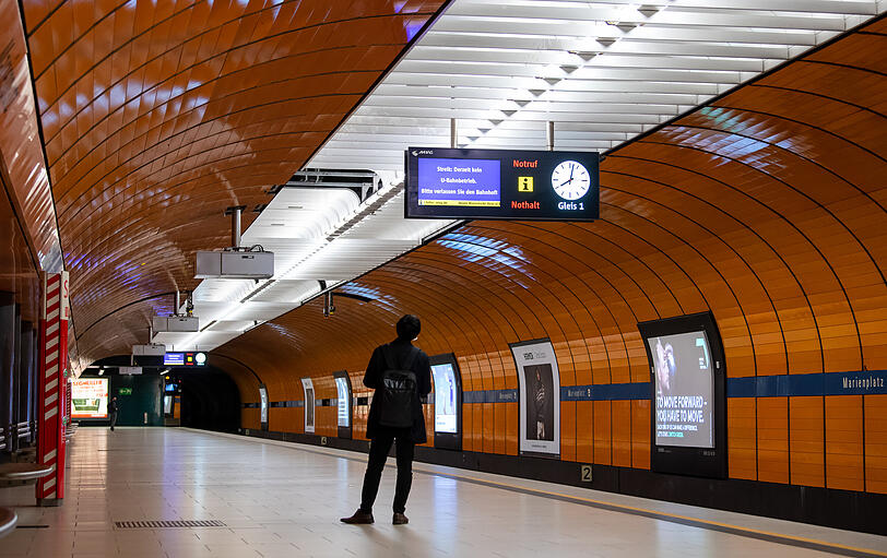 Ein einzelner Fahrgast hat sich an den U-Bahnhof Marienplatz verirrt. Eine U-Bahn kam nicht.