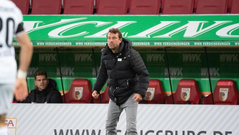 Augsburgs Trainer Markus Weinzierl muss den coronabedingten Ausfall von Felix Uduokhai verkraften.