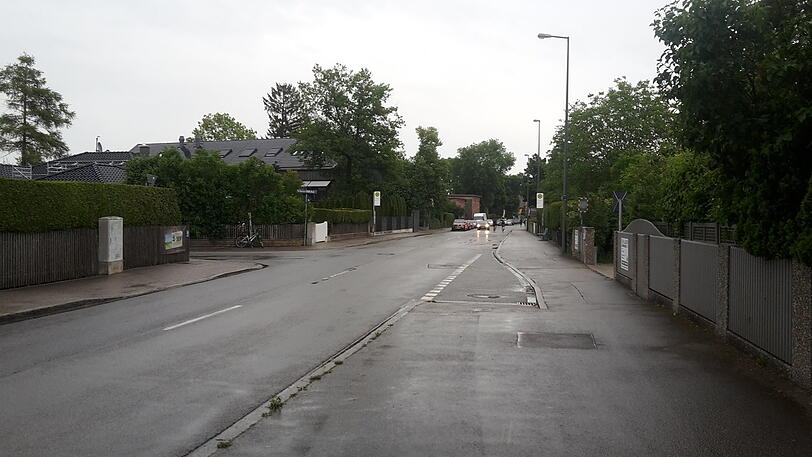 Ein unliebsamer Klassiker für Radler in München: Radler müssen unvermittelt auf die Straße ausweichen, wie hier in der Karlsfelder Straße.