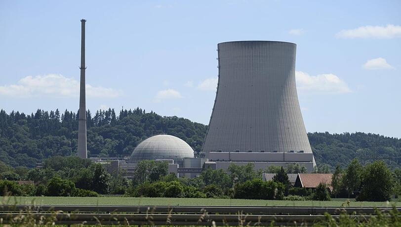 Das AKW Isar 2 ist abgeschaltet. Soll es stehen bleiben?