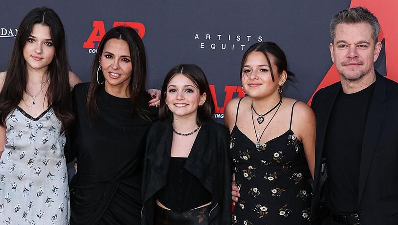 Matt Damons drei jüngste Töchter Isabella, Stella und Gia Damon (v.l.n.r.), dazwischen: Mutter Luciana Barroso. Matt Damons drei jüngste Töchter Isabella, Stella und Gia Damon (v.l.n.r.), dazwischen: Mutter Luciana Barroso.