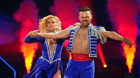 Bei Jeanette Biedermanns Paso Doble an der Seite von Vadim Garbuzov kam es zu einem ungewollten Outfit-Fauxpas.