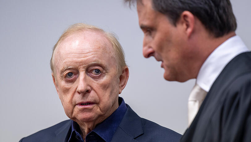Alfons Schuhbeck (l) steht mit seinem Anwalt Norbert Scharf im Gerichtssaal des Landgericht München I. Gegen Schuhbeck wird unter anderem wegen des Vorwurfs des Subventionsbetrugs verhandelt.