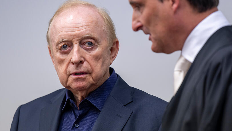 Alfons Schuhbeck (l) steht mit seinem Anwalt Norbert Scharf im Gerichtssaal des Landgericht München I. Gegen Schuhbeck wird unter anderem wegen des Vorwurfs des Subventionsbetrugs verhandelt. Alfons Schuhbeck (l) steht mit seinem Anwalt Norbert Scharf im Gerichtssaal des Landgericht München I. Gegen Schuhbeck wird unter anderem wegen des Vorwurfs des Subventionsbetrugs verhandelt.