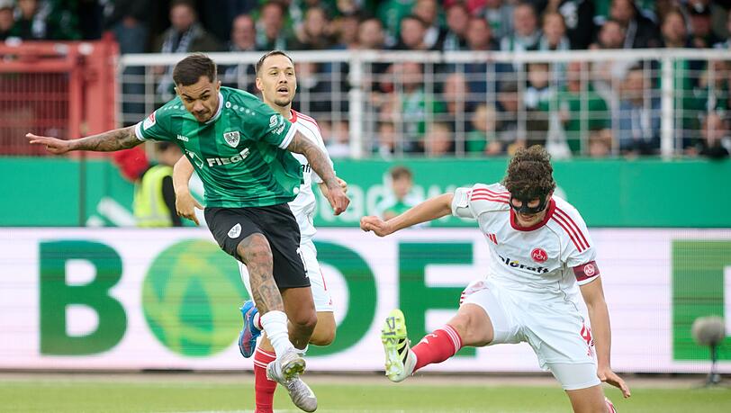 Oliver Batista Meier erzielt Münsters 1:0 - Nürnbergs Kapitän und Abwehrchef Fabio Gruber ist machtlos.