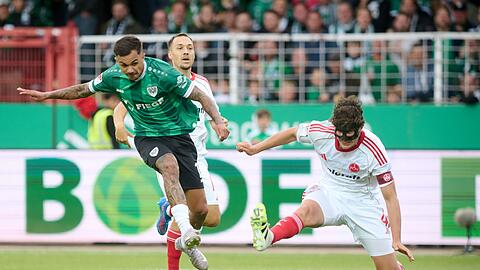 Oliver Batista Meier erzielt Münsters 1:0 - Nürnbergs Kapitän und Abwehrchef Fabio Gruber ist machtlos.