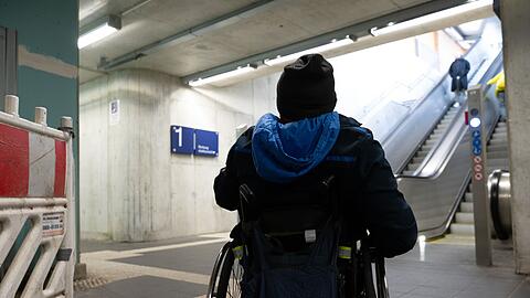 Fast die H&auml;lfte der Bahnh&ouml;fe in Bayern ist nicht barrierefrei. (Symbolbild)