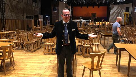 Der allerletzte Gast: OB-Kandidat Clemens Baumg&auml;rtner zieht den Abend voll durch &ndash; ohne Alkohol, aber mit vielen Zigaretten.