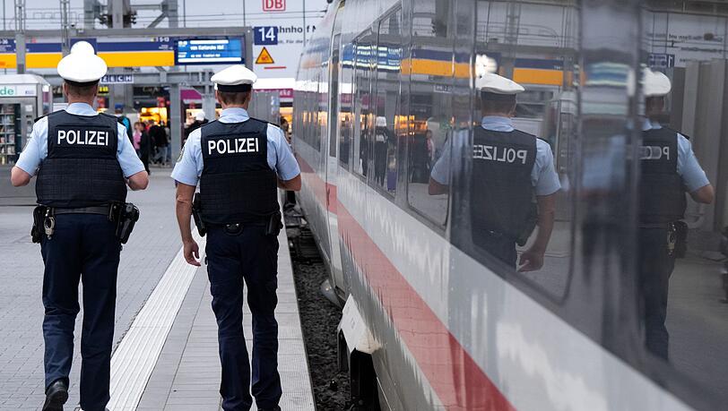 Am Wochenende verst&auml;rkt die Polizei ihre Pr&auml;senz an Bahnh&ouml;fen. (Symbolfoto)