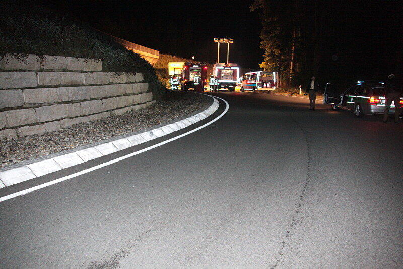 Einen Mann zieht es mit seinem Wagen bei Burghausen aus einem Kreisverkehr in den Schotter. Der Fahrer war zu rasant in die Kurve eingefahren. Die Bilder.