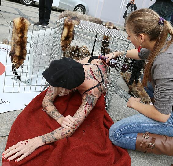 Anti-Pelz-Aktion am Stachus: Tattoomodel Sandy P. Peng setzt sich für den Tierschutz ein.