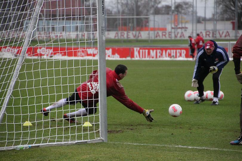 Während sich die Mannschaft aufwärmt, trainieren die Torhüter mit Adam Matysek. Auch Geburtstagskind Raphael Schäfer durfte sich nicht ausruhen. Der FCN-Kapitän wurde heute 34 Jahre.