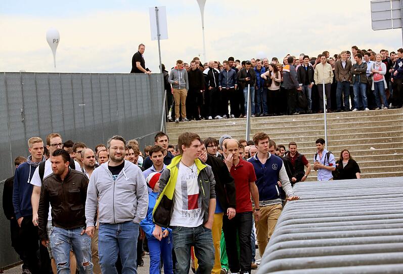 Champions League Finale 2013: Die Fans stürmen den Vorverkauf zum Public Viewing. Die Bilder vom Vorverkaufstart für die Allianz Arena