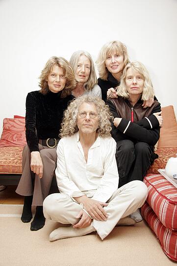 Sie halten zusammen, auch wenn es mal knirscht in der Kommune: Rainer Langhans mit Jutta Winkelmann (r.), ihrer Zwillingsschwester Gisela Getty, Brigitte Streubel (l.) und Christa Ritter.
