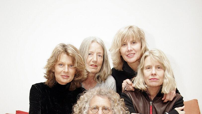 Sie halten zusammen, auch wenn es mal knirscht in der Kommune: Rainer Langhans mit Jutta Winkelmann (r.), ihrer Zwillingsschwester Gisela Getty, Brigitte Streubel (l.) und Christa Ritter. Sie halten zusammen, auch wenn es mal knirscht in der Kommune: Rainer Langhans mit Jutta Winkelmann (r.), ihrer Zwillingsschwester Gisela Getty, Brigitte Streubel (l.) und Christa Ritter.