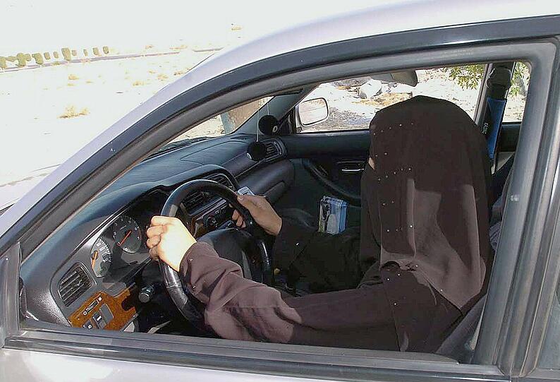 Was diese Frau tut, ist verboten: In Saudi-Arabien dürfen Frauen nicht Autofahren. Viele machen trotzdem ihren Führerschein in den benachbarten Golfstaaten.
