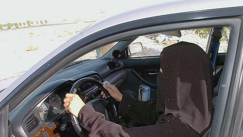 Was diese Frau tut, ist verboten: In Saudi-Arabien dürfen Frauen nicht Autofahren. Viele machen trotzdem ihren Führerschein in den benachbarten Golfstaaten. Was diese Frau tut, ist verboten: In Saudi-Arabien dürfen Frauen nicht Autofahren. Viele machen trotzdem ihren Führerschein in den benachbarten Golfstaaten.