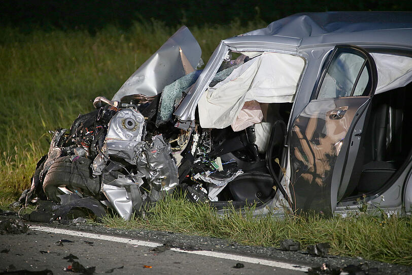 Schlimmer Unfall auf der B15: Zwischen Wasserburg und Haag ist ein Auto gegen einen Lastwagen gekracht. Der Fahrer des Wagens starb auf der Straße.