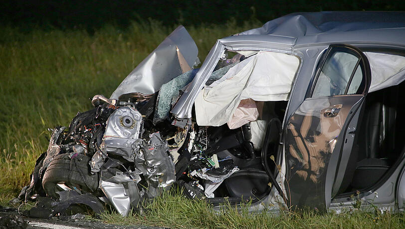 Schlimmer Unfall auf der B15: Zwischen Wasserburg und Haag ist ein Auto gegen einen Lastwagen gekracht. Der Fahrer des Wagens starb auf der Straße. Schlimmer Unfall auf der B15: Zwischen Wasserburg und Haag ist ein Auto gegen einen Lastwagen gekracht. Der Fahrer des Wagens starb auf der Straße.
