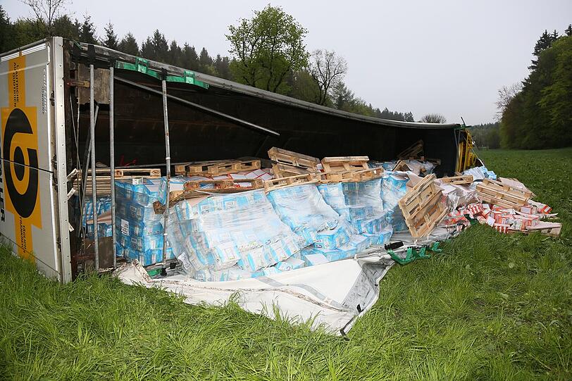 Ein 42-jähriger Ungar war auf der B12 von München Richtung Mühldorf unterwegs, als von der Fahrbahn abkam.