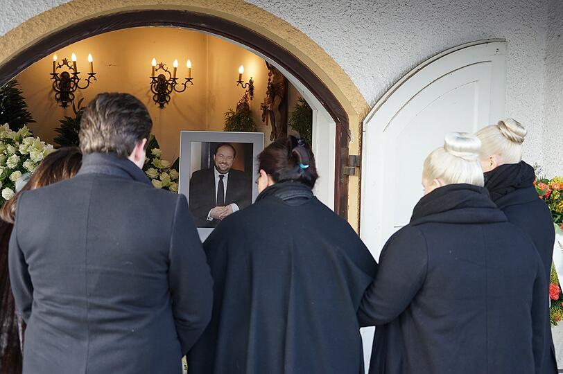 Wolfgang Lipperts Töchter Natalie und Maxyne am Sarg ihres Vaters.