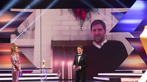 Die Moderatoren Katrin Müller-Hohenstein (l) und Rudi Cerne (r) sprechen mit einer der "Sportlegenden des Jahrzehnts": Dirk Nowitzki.