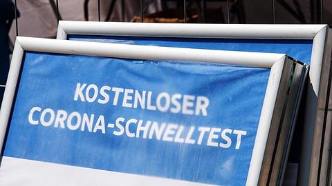Betreiber von Teststellen können für die Entnahme eines Abstrichs künftig nur noch 8 statt bisher 15 Euro bei ärztlichen und 12 Euro bei anderen Anbietern abrechnen.