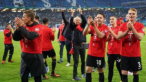 Die Spieler des SC Freiburg freuen sich mit Trainer Christian Streich (M) über den Einzug ins Finale des DFB-Pokals.