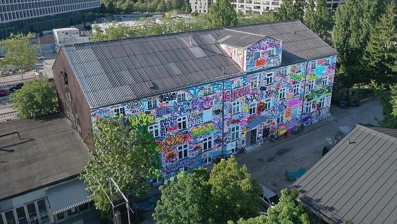 Aus der Luft sieht man die Dimension der Fassadenkunst besonders gut.