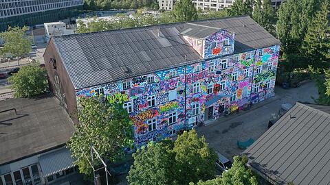 Aus der Luft sieht man die Dimension der Fassadenkunst besonders gut.