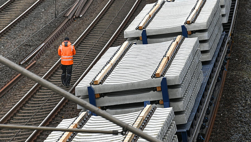 Bahnschwellen auf einer Ladefläche: DB InfraGO setzt die Bauarbeiten an insgesamt 23 Weichen in Pasing fort. Mit Abschluss der Arbeiten Mitte September werden unter anderem rund 900 Schwellen erneuert. (Archivbild) Bahnschwellen auf einer Ladefläche: DB InfraGO setzt die Bauarbeiten an insgesamt 23 Weichen in Pasing fort. Mit Abschluss der Arbeiten Mitte September werden unter anderem rund 900 Schwellen erneuert. (Archivbild)