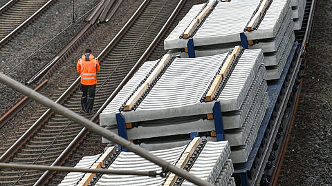 Bahnschwellen auf einer Ladefl&auml;che: DB InfraGO setzt die Bauarbeiten an insgesamt 23 Weichen in Pasing fort. Mit Abschluss der Arbeiten Mitte September werden unter anderem rund 900 Schwellen erneuert. (Archivbild)