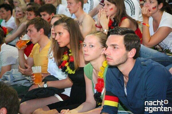 Public Viewing im Olympiastadion: So fieberten die Fans mit der deutschen Mannschaft.