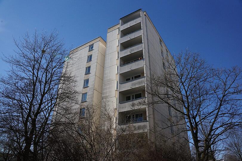 Das Wohnhaus von außen: Hier wurde vor zwei Wochen eine 70-Jährige erdrosselt.
