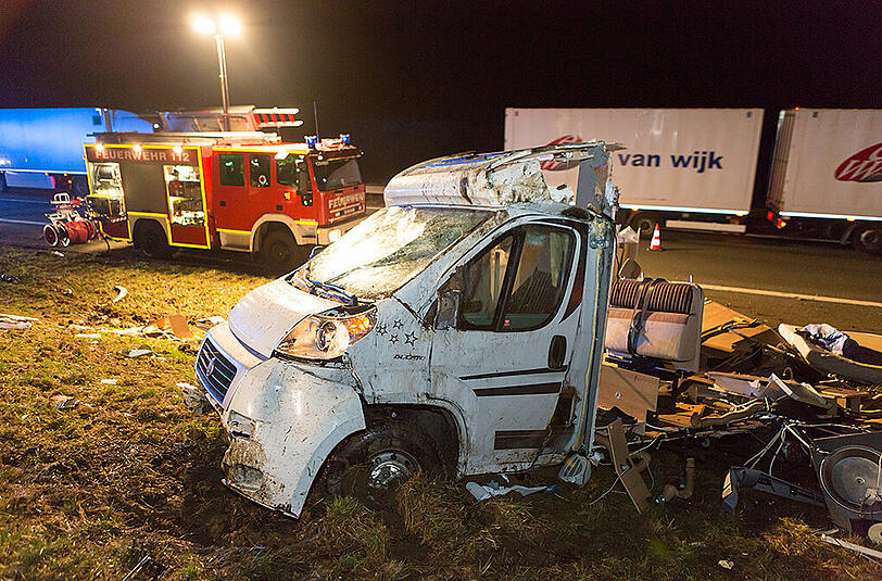 Bilder vom Unfallort in Altdorf: Auf der A3 kollidierte ein Wagen mit einem Wohnmobil, welches vollkommen zerfetzt wurde.