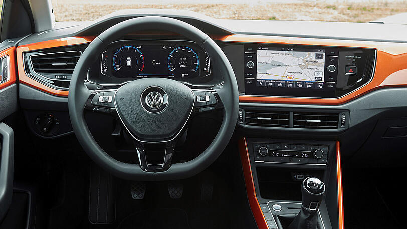 Der Innenraum des VW Polo orientiert sich an höheren Klassen und besticht durch ein Cockpit mit Premium-Anspruch. Instrumente und der Monitor über der Mittelkonsole sind verglast und wirken edel und teuer.