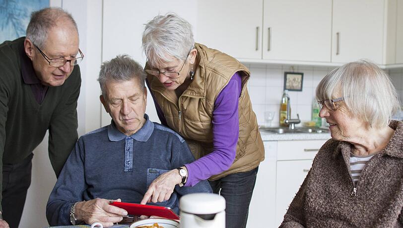 Gemeinsam kochen, ratschen, Fotos auf dem Tablet anschauen – in einer WG ist man selten allein. Das kann auch als Senior attraktiv sein. Gemeinsam kochen, ratschen, Fotos auf dem Tablet anschauen – in einer WG ist man selten allein. Das kann auch als Senior attraktiv sein.