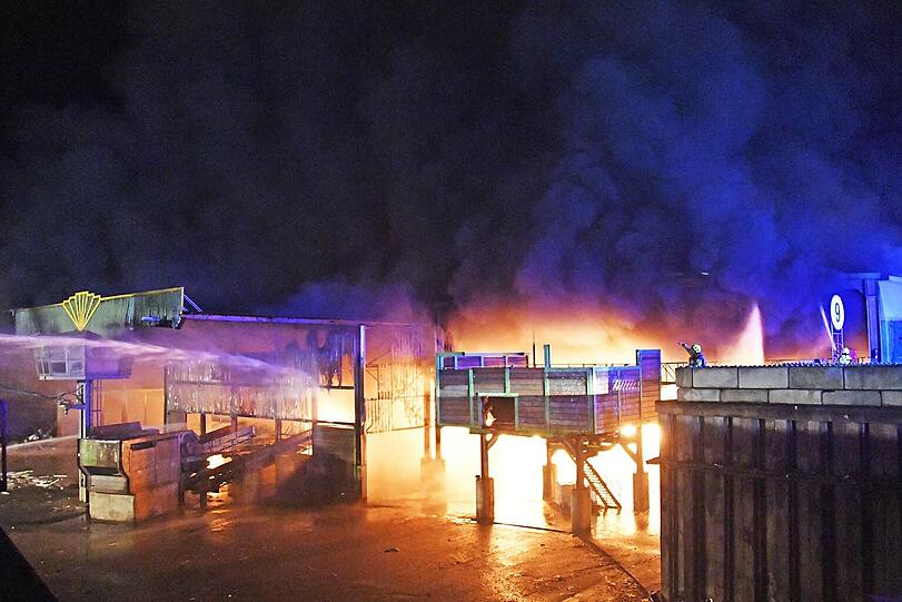 Mit mehreren stationären Wasserwerfern und zusätzlichem Gerät kämpften hunderte Einsatzkräfte gegen die Flammen.